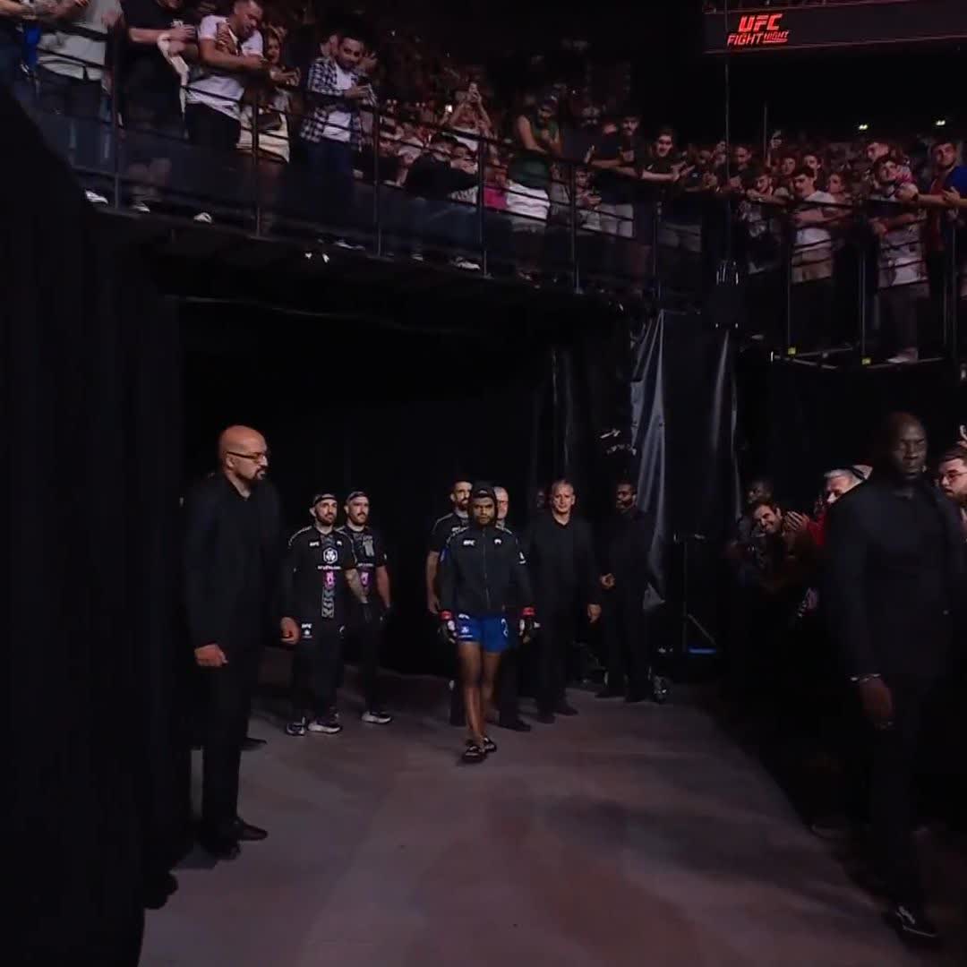😮 On a jamais vu Morgan Charrière aussi focus 📺 Regardez les prélims de l’#UFCParis sur 🇫🇷 RMC Sport 1 et sur UFC Fight Pass