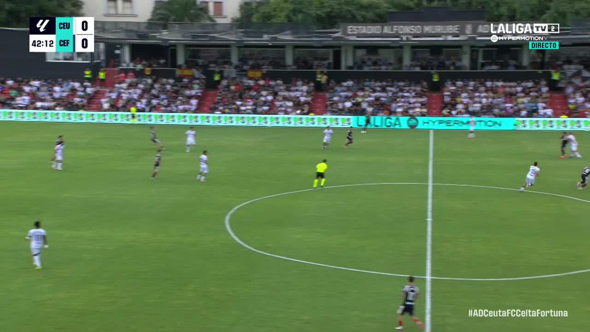 ¡PERO A DÓNDE VAS, PORTERO! 🤦🏻♂️ Pedro López se equivoca saliendo del área y Adrià Capdevila lo castiga de la peor manera 💥 #LALIGAHYPERMOTION