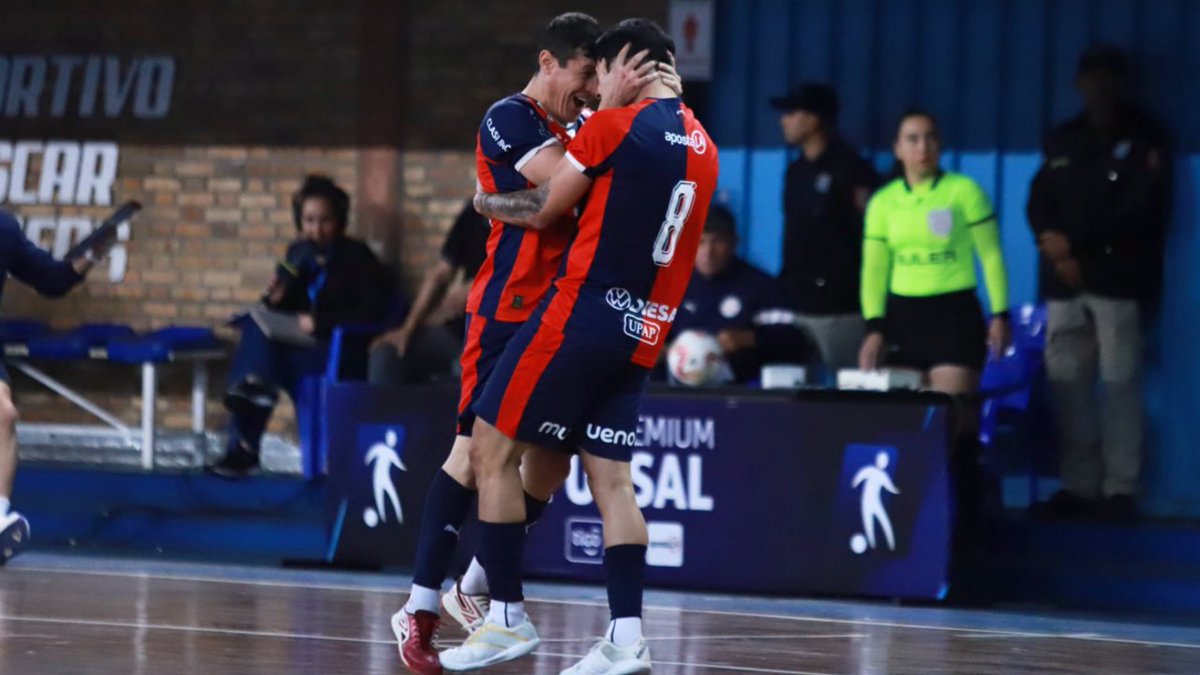 CASI CAMPEÓN 🔵🔴Cerro Porteño goleó a ExaYsaty 7-3 por la ida de la final de la #LigaPremium de futsal, y está a un paso de su undécimo título consecutivo. ⚽️Goles de Alcides Giménez, Luciano Garozzo, Jorge Espinoza y dobletes de Gonzalo Agüero y Jorge Sarubbi. Descontaron Iván Méndez, Jorge Valdez y Pedro Garay.