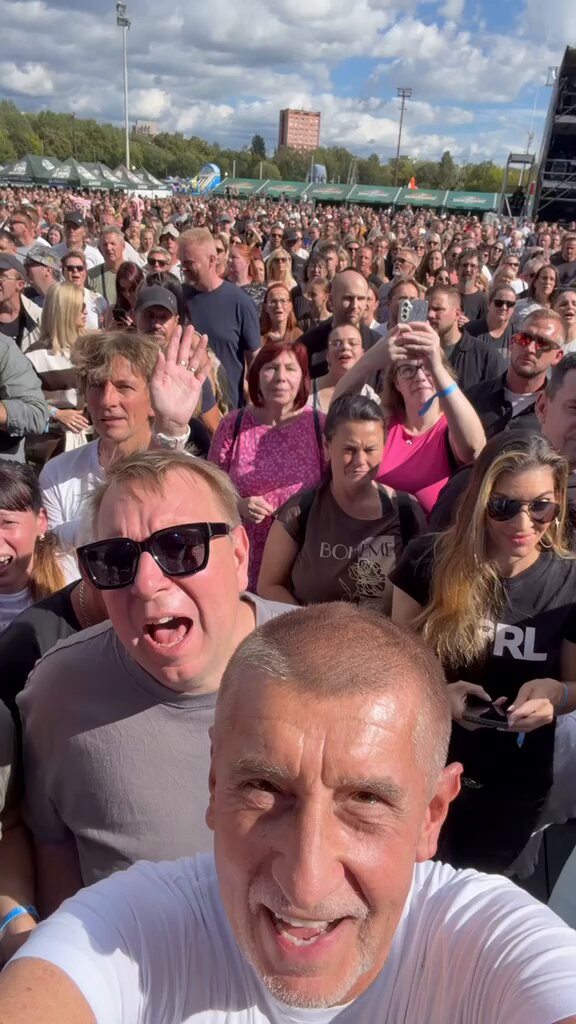 Nemá zrovna oblek a kravatu a nemá za zadkem 30 bodyguardů. Přesto je to premiér České republiky. Skvělý premiér! Zděšenka!@AndrejBabis