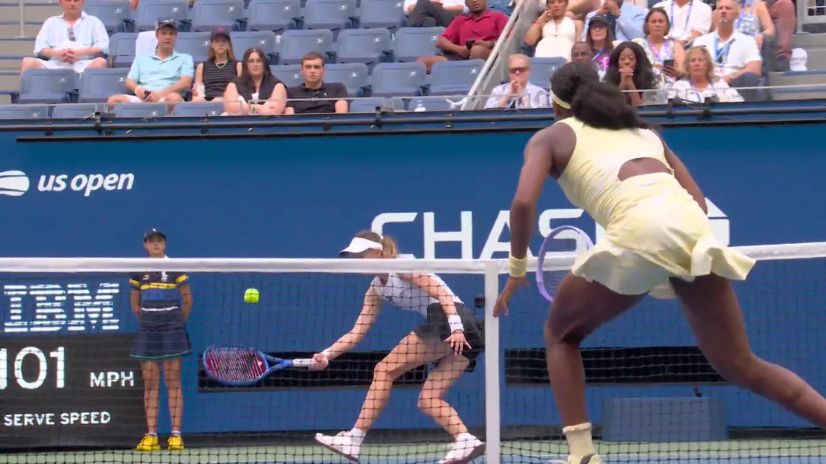 Cristina Bucsa is flying out of the gates! She has the early break against Coco Gauff.