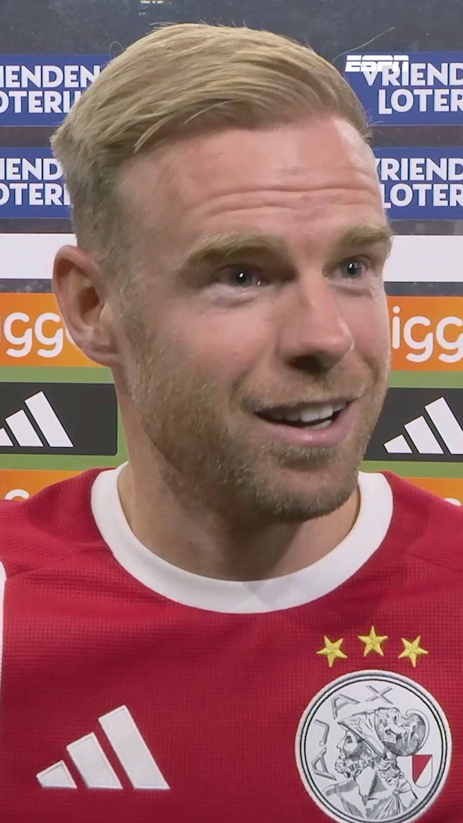 Voor Davy Klaassen was er geen andere mogelijkheid dan een rode kaart voor Ruben van Bommel 🟥 "De scheids noemde het ongelukkig." #ajapsv