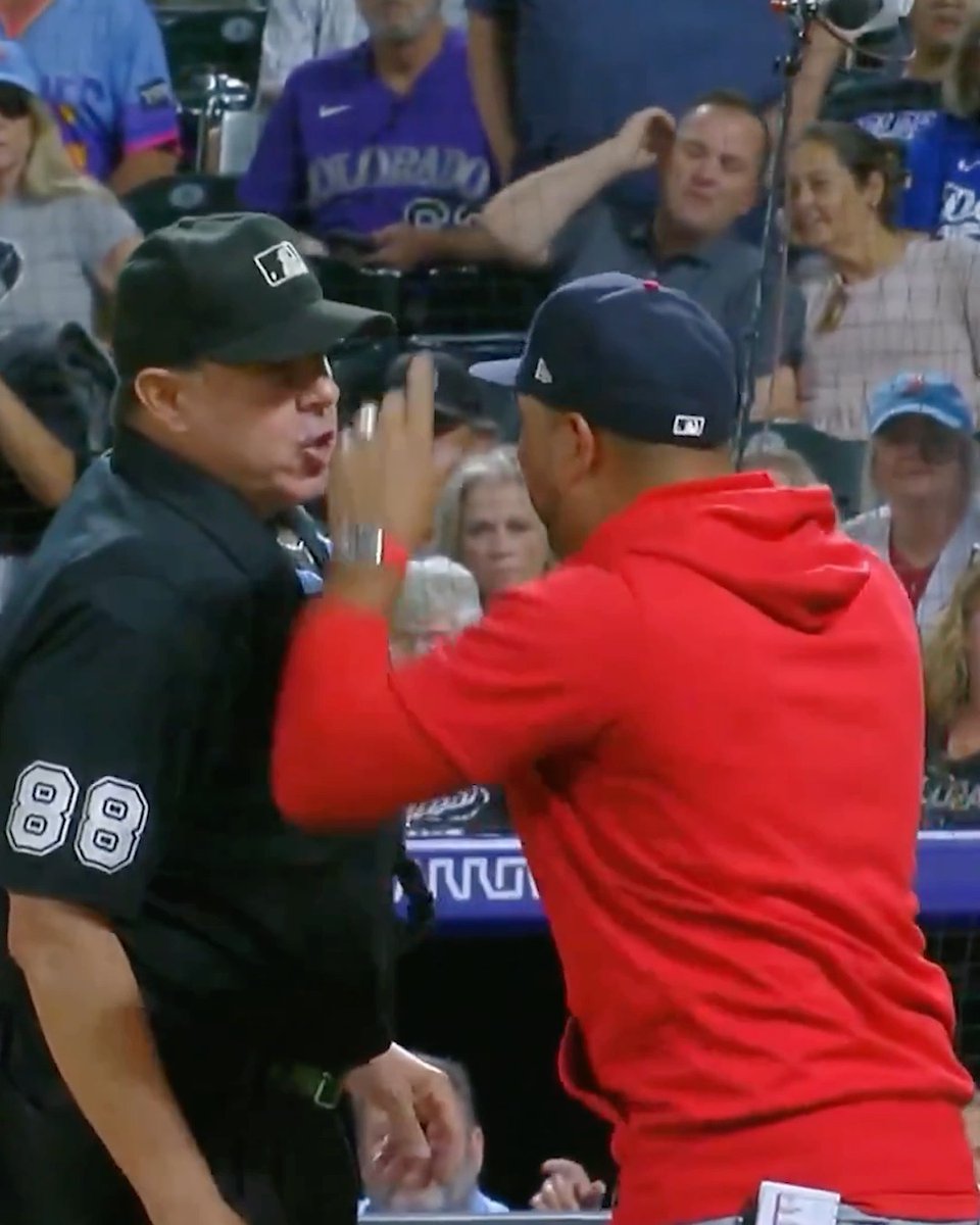 El umpire Doug Eddings le pidió al pitcher de los Cardinals, Hancel Rincón que acomodara su gorra a medio turno, situación que el manager de St. Louis, Oli Marmol, reclamó más adelante al hacer un cambio de pitcher. Por el tiempo "perdido" en el reclamo, Eddings castigó al nuevo pitcher con una infracción de reloj de juego y Marmol volvió a reclamar lo que terminó en su expulsión. Unos turnos después, el umpire tomó una mala decisión en home que no pudo ser revisada, ya que los Cardinals no tenían retos 😳.