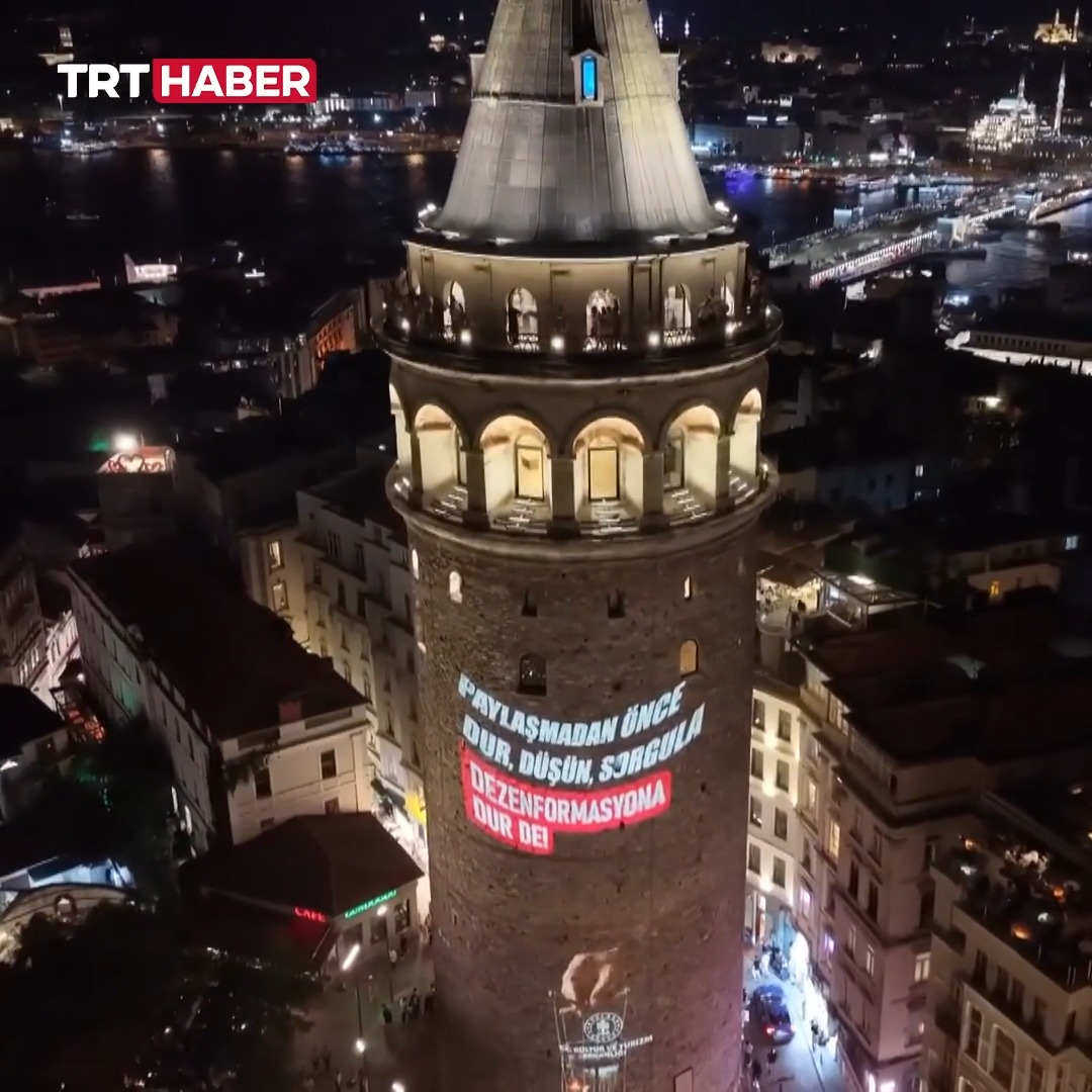 İletişim Başkanlığı'nın dezenformasyonla mücadele mesajları, Galata Kulesi’ne yansıtıldı. 📌"Dezenformasyona 'dur' de!" 📌"Paylaşmadan önce dur, düşün, sorgula." 📌"Eksik bilgi, yanlış bilgi üretir." 📌"Gösterilene değil gerçeğe bak!"