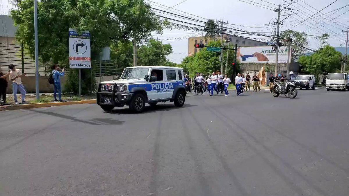 ♨️🇸🇻 Con entusiasmo y fervor cívico, alumnos de diferentes centros educativos participan este sábado del recorrido de la Antorcha Centroamericana. 📍 San Salvador 📍 Cuscatlán 📍 La Paz 📍Chalatenango En conjunto con la FUERZA ARMADA abrimos paso a los jóvenes y les resguardamos a lo largo del camino. #PlanControlTerritorial