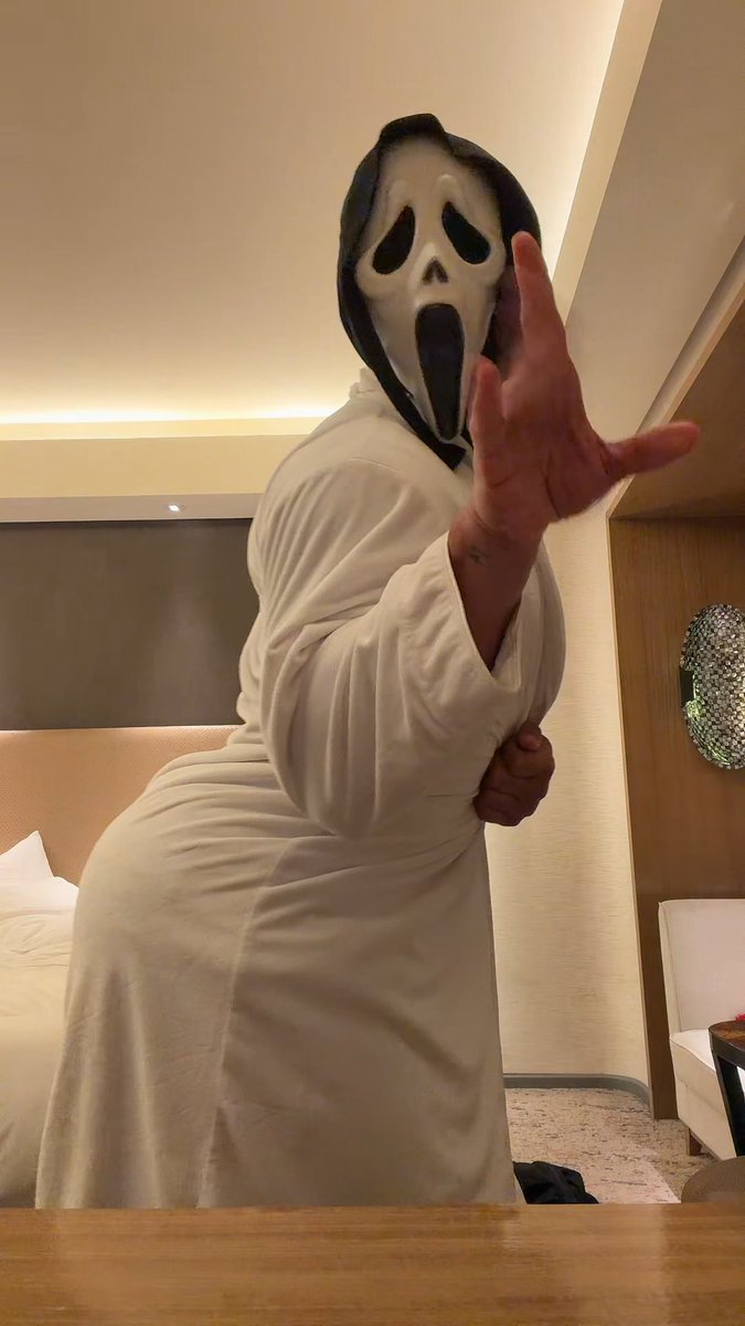 Previous guest won’t be needing this robe anymore 👻🕺🏽