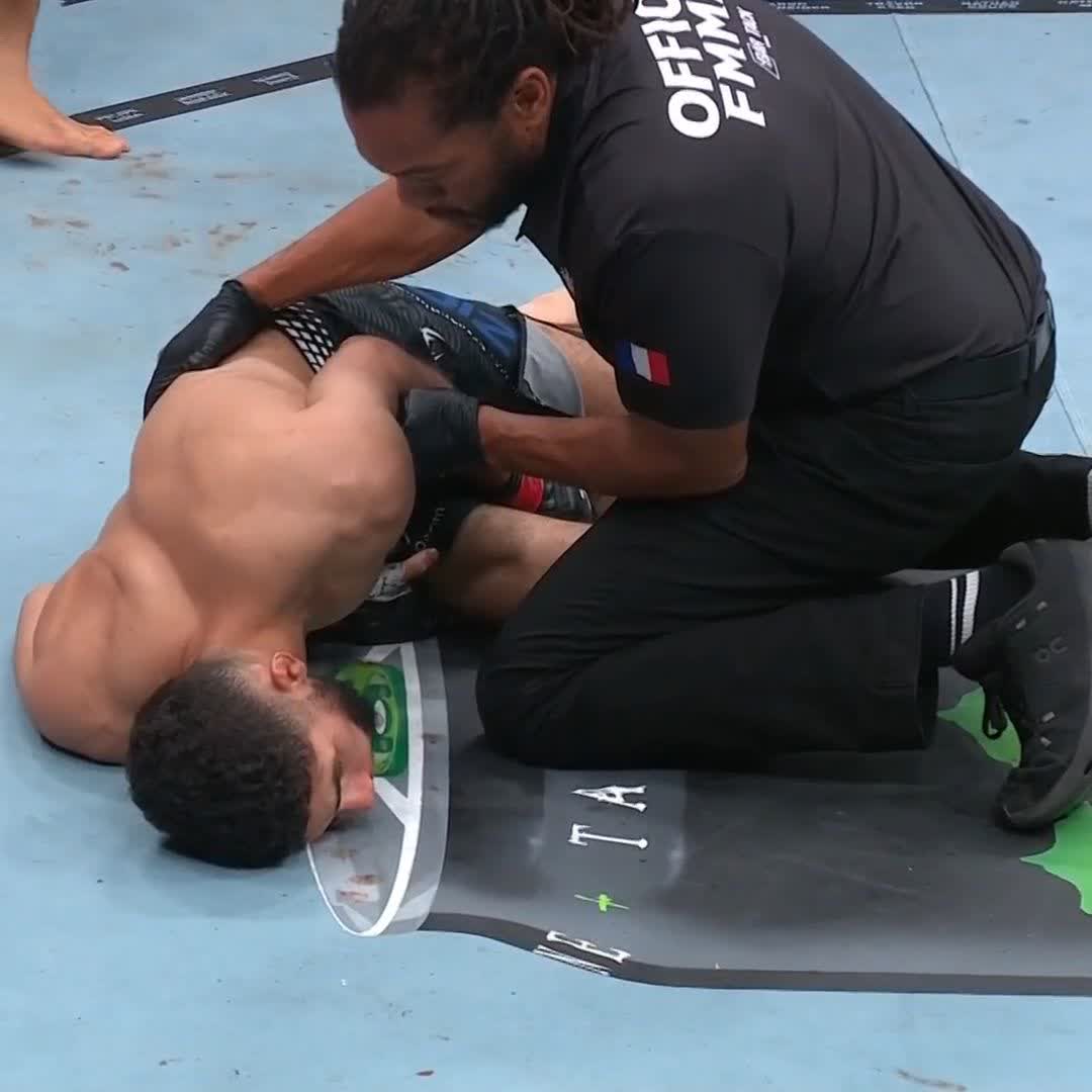 Vitória contundente de Axel Sola no #UFCParis! [ Ao vivo no @ParamountPlusBR ]