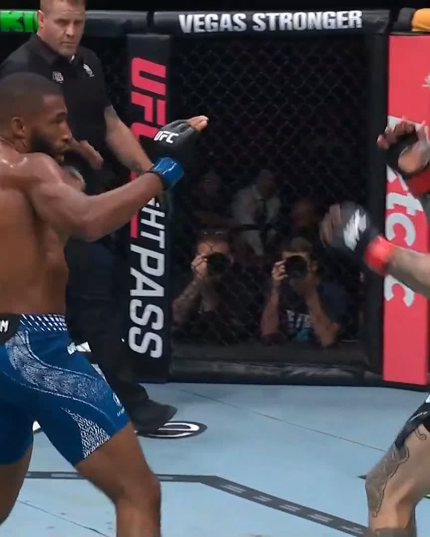 LIGHTNING QUICK ⚡️ Salahdine Parnasse earns the knockout FAST to end #UFCParis! [ @ParamountPlus ]