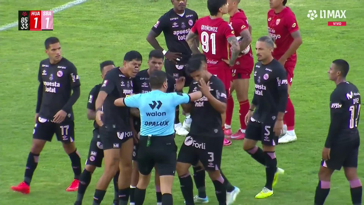 😱 ¡PENAL PARA LOS LOCALES! Los jugadores de Boys tienen una gresca con Daniel Ureta. #SportHuancayo 1-1 #SportBoys 📺 Conoce cómo ver L1MAX en vivo 👉 #L1MAX #Liga1 #TorneoClausuraXL1MAX