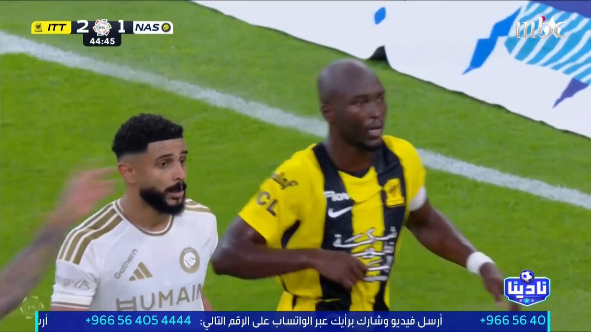 الخبير التحكيمي - فهد المرداسي: في لقطة دانيلو لاعب الاتحاد وكوستا لاعب النصر.. اللعب كان متوقف وكانت يد لاعب الاتحاد على صدر لاعب النصر ولا تستحق الطرد.. ولكن لو كانت الضربة على مستوى الوجه يعتبر سلوك مشين وبطاقة حمراء مجاناً على MBC شاهد برنامج #نادينا يوميا الساعة 11:00 مساءً بتوقيت السعودية على #MBC1 لمتابعة البث المباشر