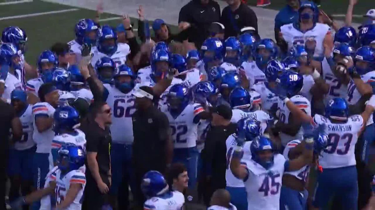 Boise State was feeling it during "Shout" at Autzen 👀