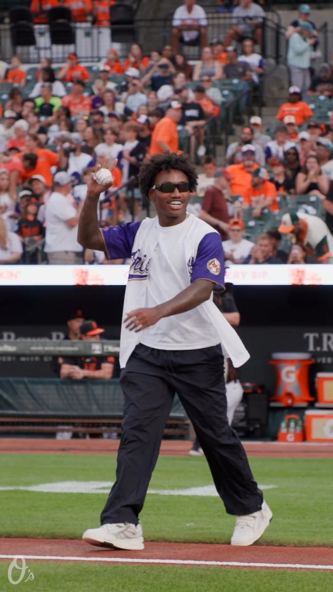 BALTIMOOOOOORE 🗣 ️ Baltimore Ravens star WR zay flowers threw out tonight's ceremonial first pitch! #Birdland 🤝 #RavensFlock