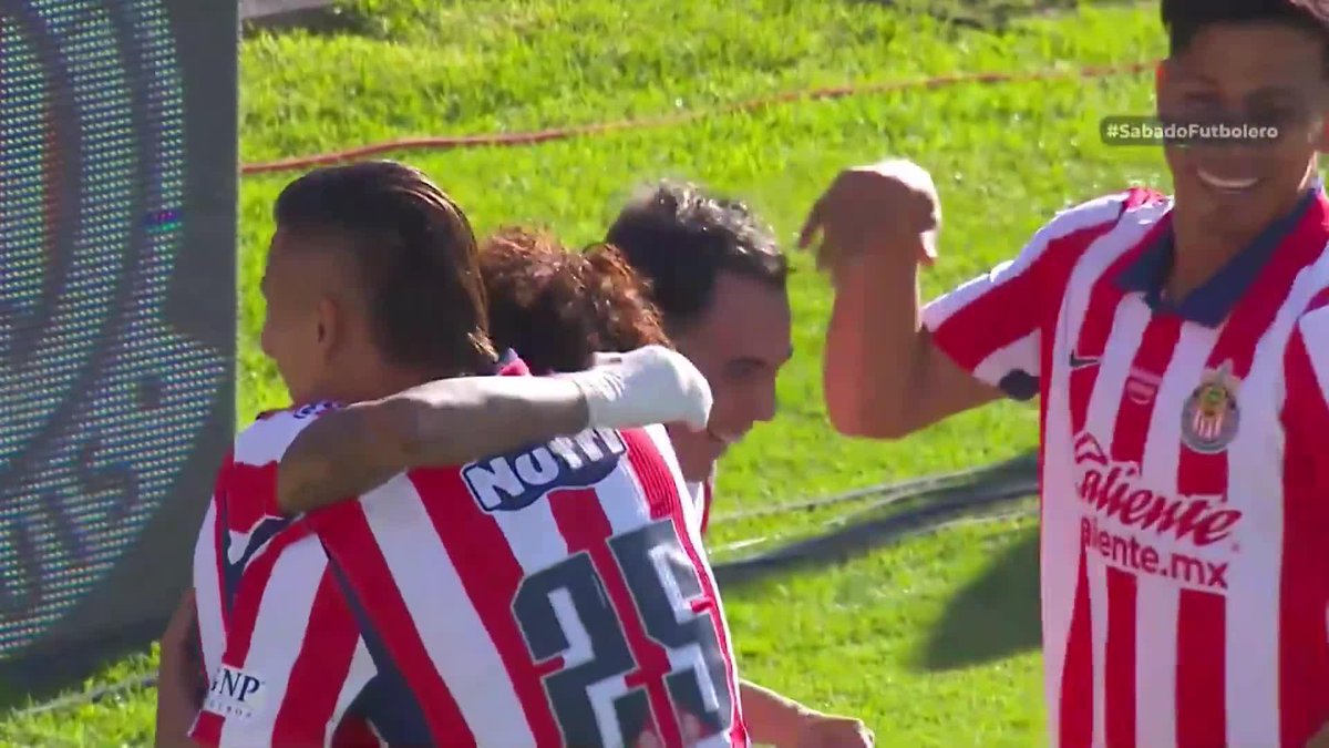 🚨 ¡GOOOOOL DE LAS CHIVAS! 😍🔥 Remate de Marín que pega en el palo y rebota en la espalda de Andrés Sánchez para el 0-1 ⚽💥 #SábadoFutbolero
