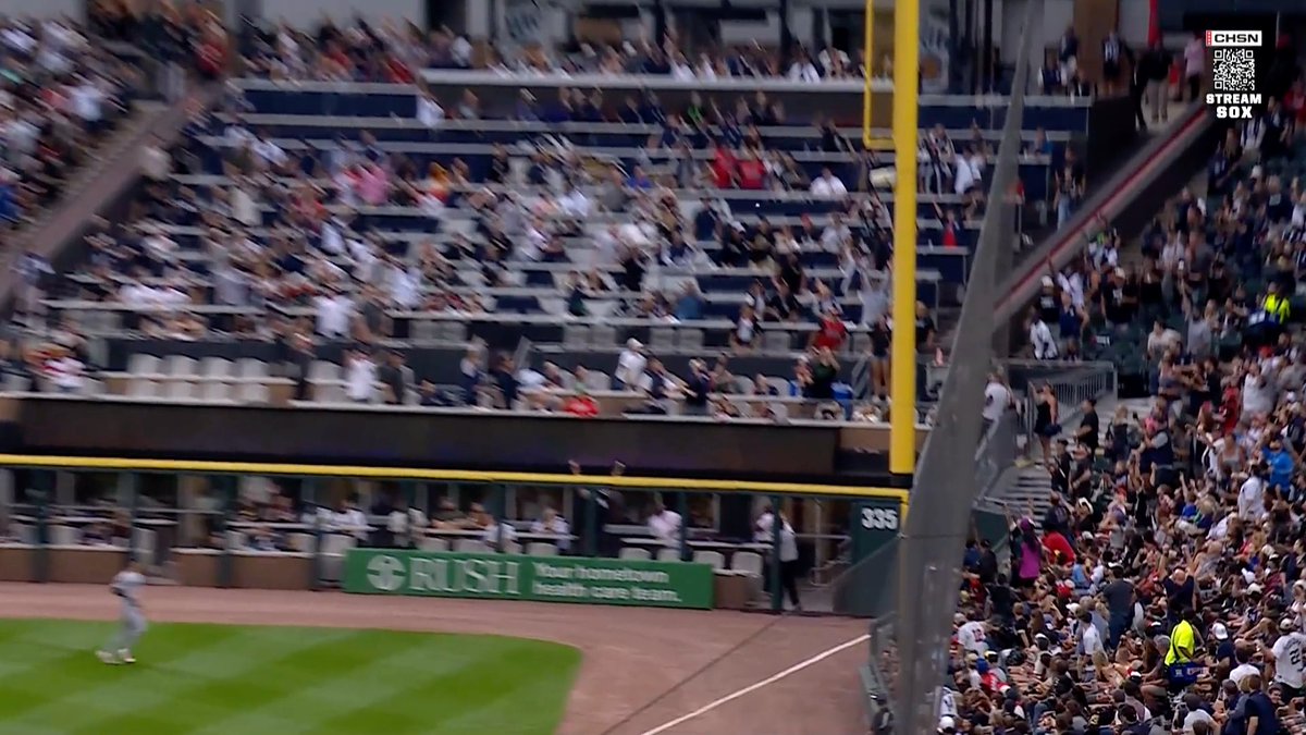 HOW DID THIS FAN CATCH THIS!? 🤯 The ball was hit 112 MPH and he made it look easy 😳