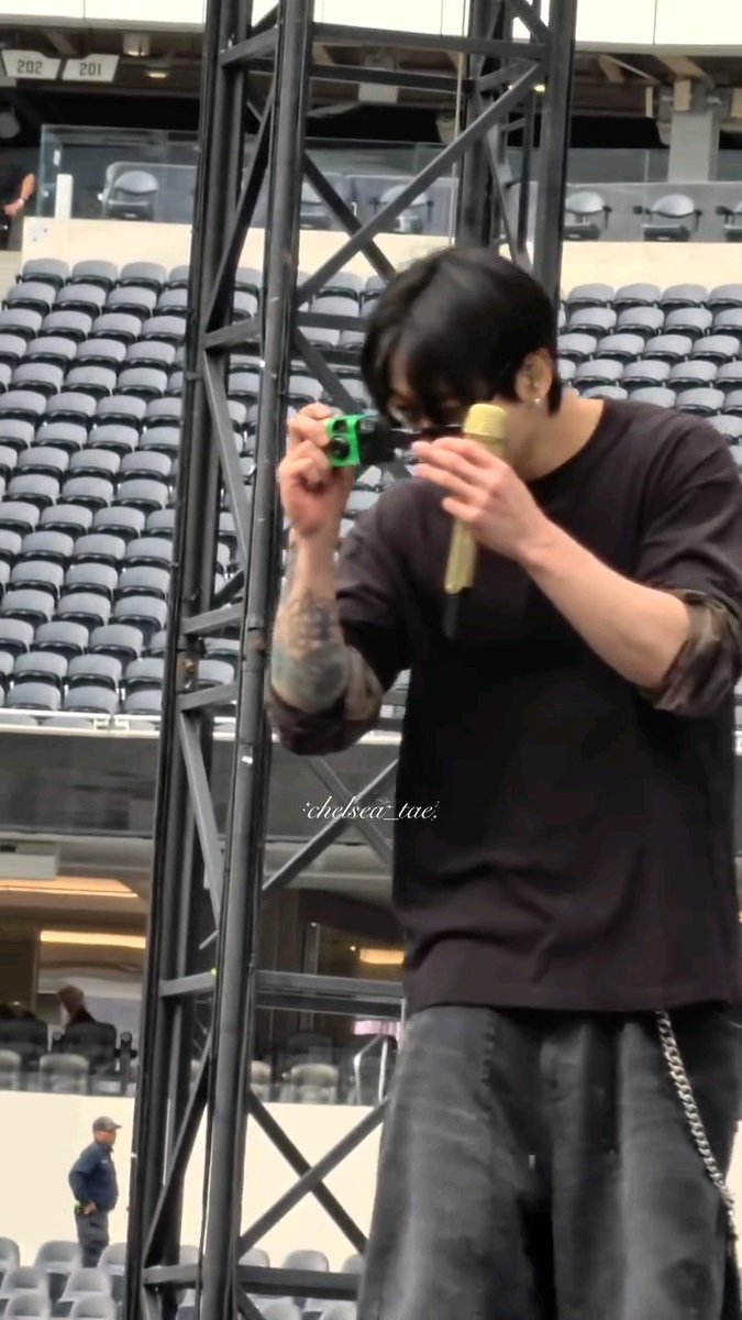 JUNGKOOK TAKING PICS OF ARMYS OMG😭💓