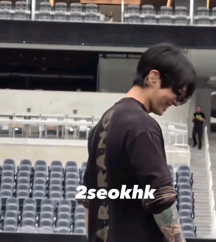 Taehyung saying "dododo" made jungkook laugh in the middle of singing 😭😭😭