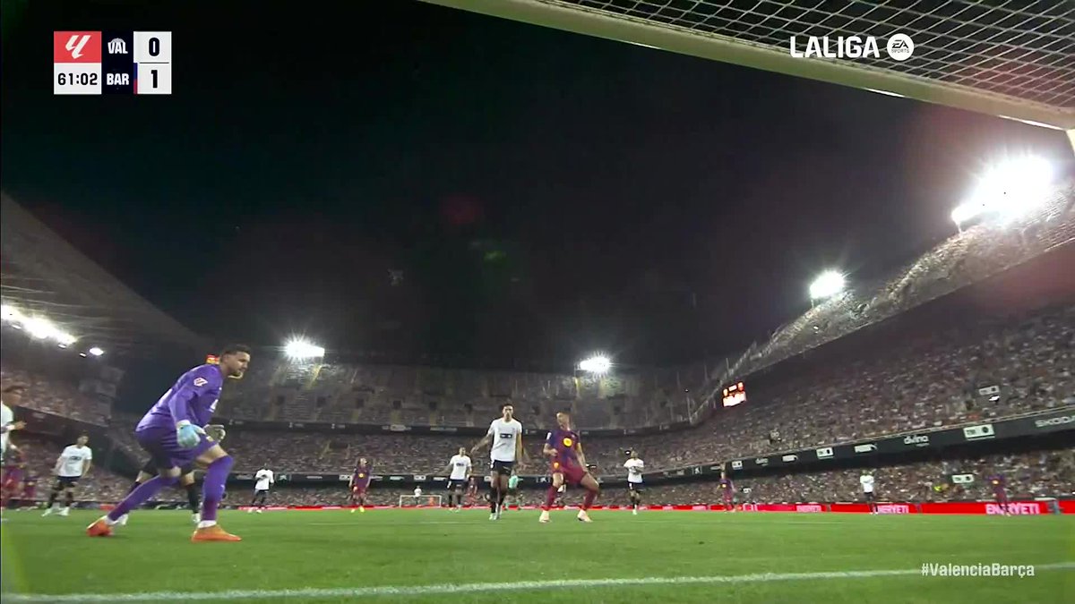Sergio Busquets at the buzzer for the win 🚨 #ValenciaBarça