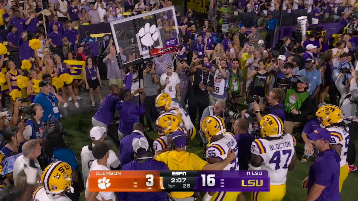 PICK-SIX IN DEATH VALLEY‼️ LSU HAS SCORED 17 UNANSWERED POINTS VS. CLEMSON 😳