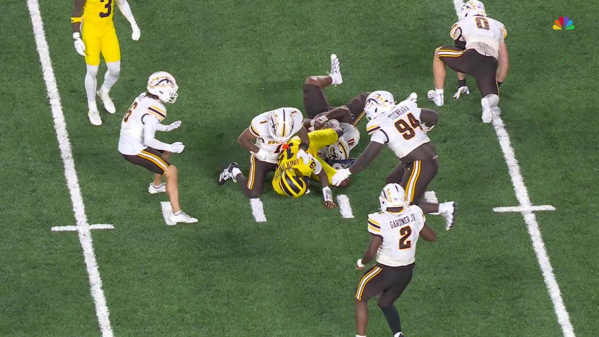 WESTERN MICHIGAN RECOVERS THE FUMBLE! Noah Eagle has the NBC call as Western Michigan tries to stun Michigan. 🏈👀🚨🎙️
