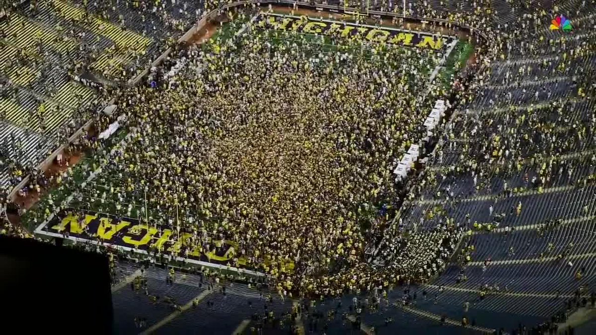 It's storming in Ann Arbor 〽️🤩 Michigan Football
