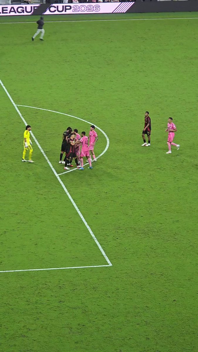 🤬 Lionel Messi fue a reclamarle muy Molesto al defensa Alonso del Atlanta porque este celebró una salvada bajo palos de Leonel. No se achicó Alonso y le plantó cara al mal perdedor de Messi y de su perrita De Paul. .