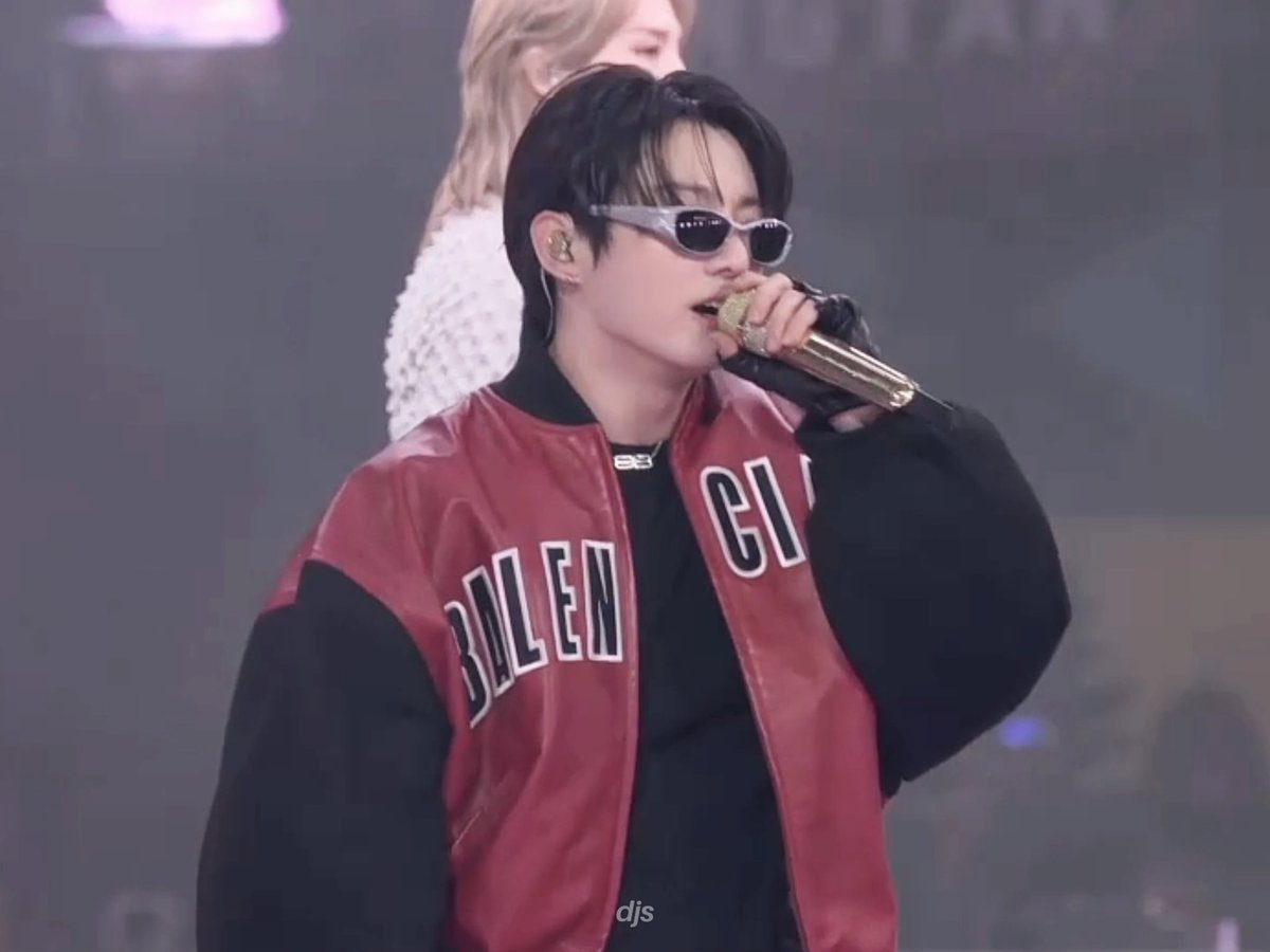 🐰: your voices are so loud 🐰: from the floor, all the way to the TOP 🐰: i’m loving this 🐰: KEEP THIS UP! 🫵🏻