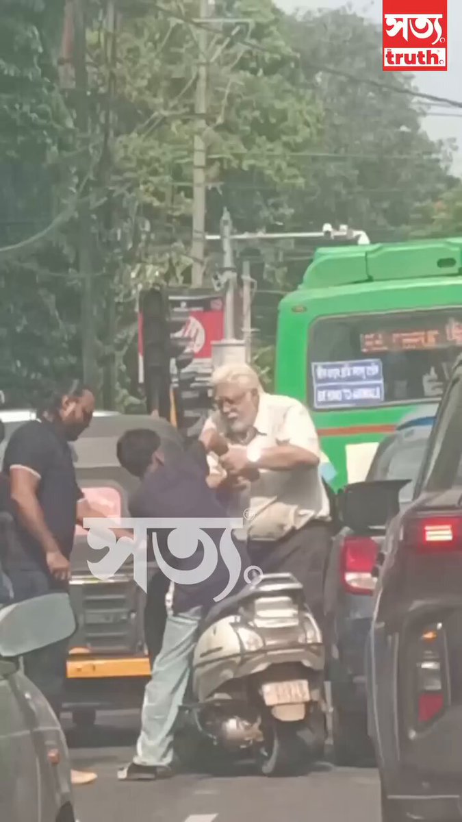 🚨ASSAM: OLDER MAN ALLEGEDLY MANHANDLES TEENAGER ON GUWAHATI CITY ROAD AFTER SUSPECTED CAR COLLISION; The teenager allegedly hit the man’s car, following which the older man was seen slapping him, triggering a traffic jam in Guwahati.