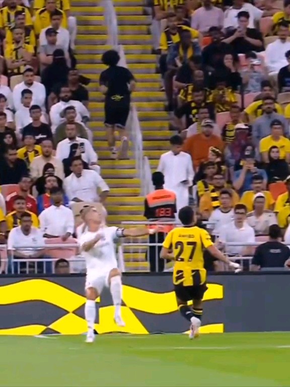 Ronaldo at 41 still trying bicycle kicks. 😭🐐 Now show me Messi attempting one at 39.🤡 If you find it, I’ll deactivate. 😂 𝐄𝐥 𝐁𝐢𝐜𝐡𝐨 🥶