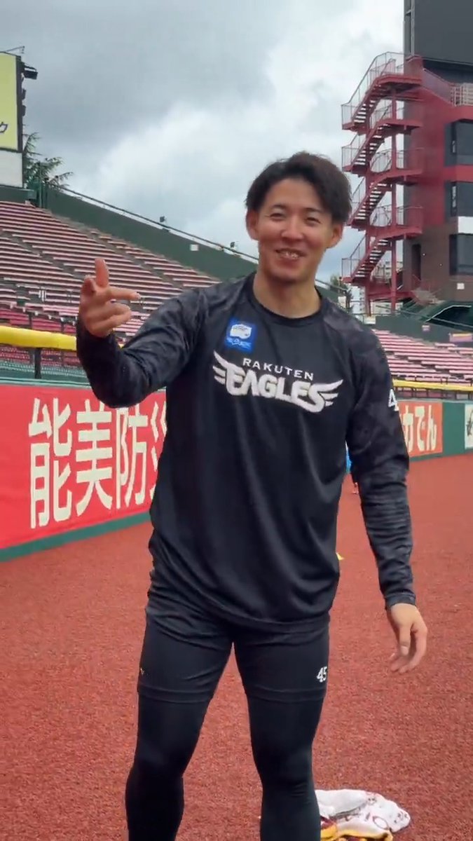 昨年の都市対抗野球大会では胴上げ投手となった #九谷瑠 選手⚾️🧻 1年後にはプロの舞台に立っています✨ 優勝を決めた瞬間をご本人が再現してくれるそうですが…?🤥 #くーやんブランディング的にNG #橋戸賞の男 #RakutenEagles #強鷲革新
