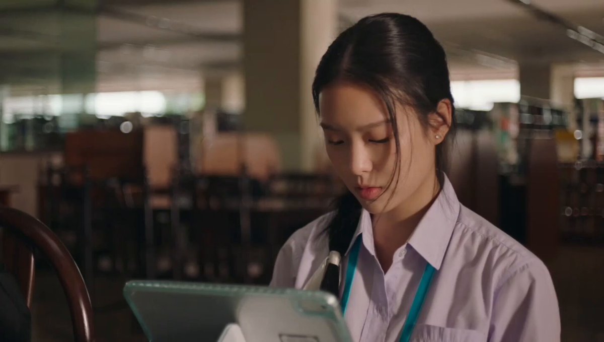 #จูเลียตแอนด์จูเลียตอีพี1 อย่างซีนนี้คือยาวมาก แต่เสียง sound effects น้อยมากและใส่ในจังหวะที่ควรใส่มาก คือเค้าปล่อยให้นักแสดงทำหน้าที่ของตัวเองอ่ะ มันทำให้เรามีสมาธิโฟกัสตัวละครจริงๆ แล้วมู้ดคือเหมือนหนังฟิล์มช่วงปี 2000ต้นๆมาก โอ้ยยยย ชอบว่ะ จูเลียตมันซีรี่ส์น้ำดีจริงๆ