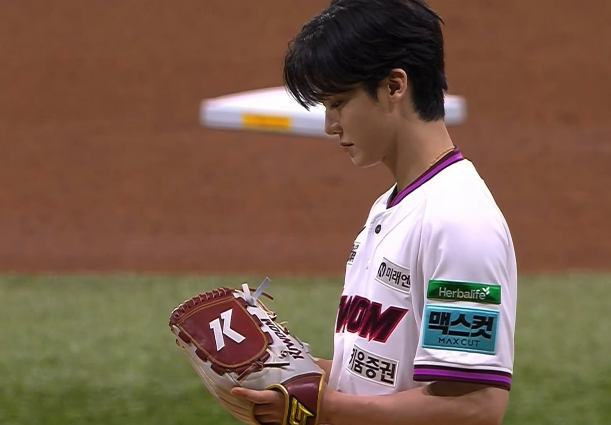 first pitch ครั้งแรกของแจมิน สวยงามมากค่ะ ㅠㅠㅠㅠㅠㅠㅠ เท่มาก ๆๆๆ ที่สุดในโลกเลย JAEMIN FIRST PITCH #JAEMINxKiwoomHeroes #재민아_힘껏_던져봐