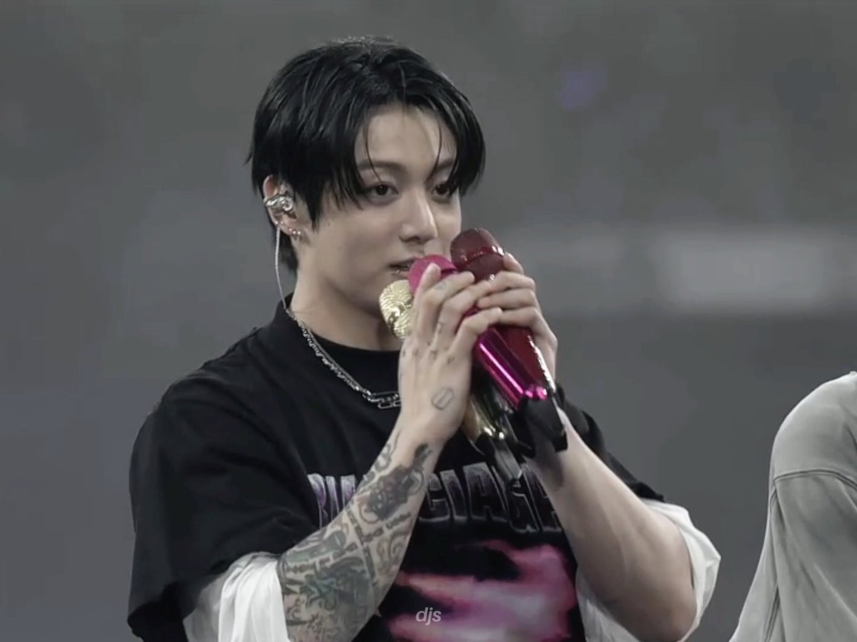 jungkook doing his ending ment with 4 mics (his own, seokjin’s, taehyung’s and namjoon’s) 😭