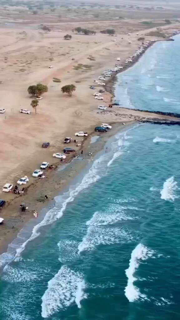 تخيل خلال خبرتي في الحياة والسنين وسفري الى اغلب مدن ومناطق المملكة العربية السعودية وجولتي على جميع المحافظات اليوم فقط عرفت المعلومة هذه انه يوجد شاطي في السعودية اسمه شاطي سعيدة الصوالحة في منطقة عسير والتابع الى محايل عسير هل انتم مثلي انصدمتوا في بلادنا كنوز لم تستثمر بعد!!