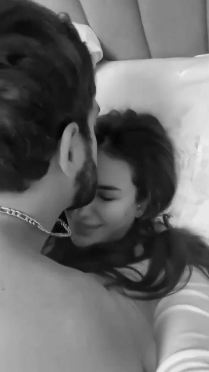 لا يقبل رأس المرأة إلا رجلاً يعرف قدرها ♥️