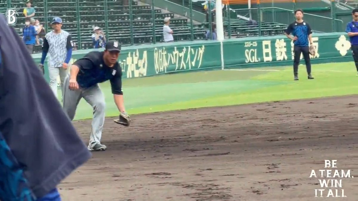 甲子園でゲーム出場となれば自身一軍公式戦初、ファームでも2021年以来👀 土のグラウンドをノックでしっかり確かめる #井上朋也 選手✅ #藤田一也 コーチ #阪神甲子園球場 #限界のその先へ #baystars