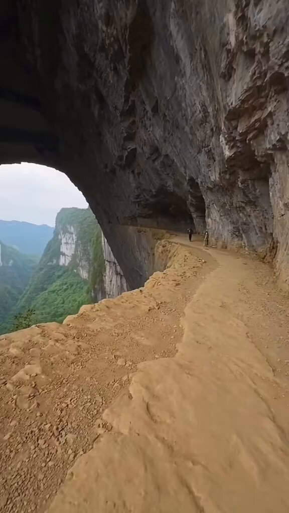 Just incase you think you have seen all roads in Uganda, This is one of the routes that connect Uganda and Kenya, it’s those side of bududa-lwakhakha.🥰