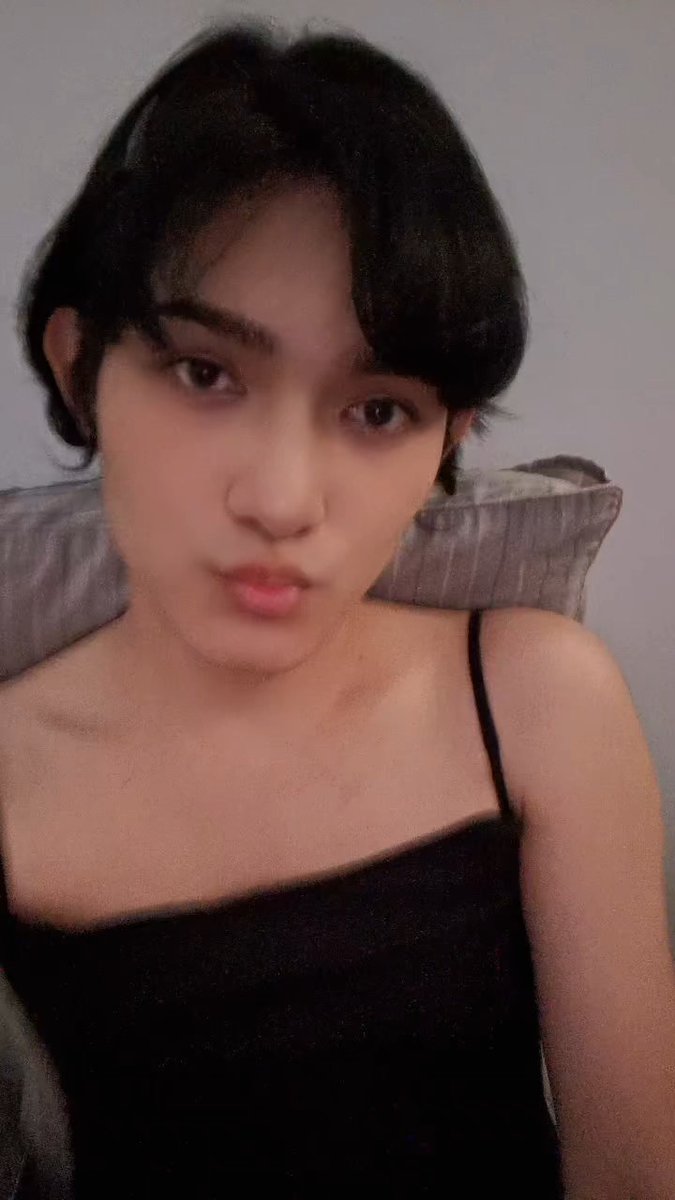 Iseng potong poni, bomat lah kalau hasilnya ugleee 🫣 #femboy #cder #shemale