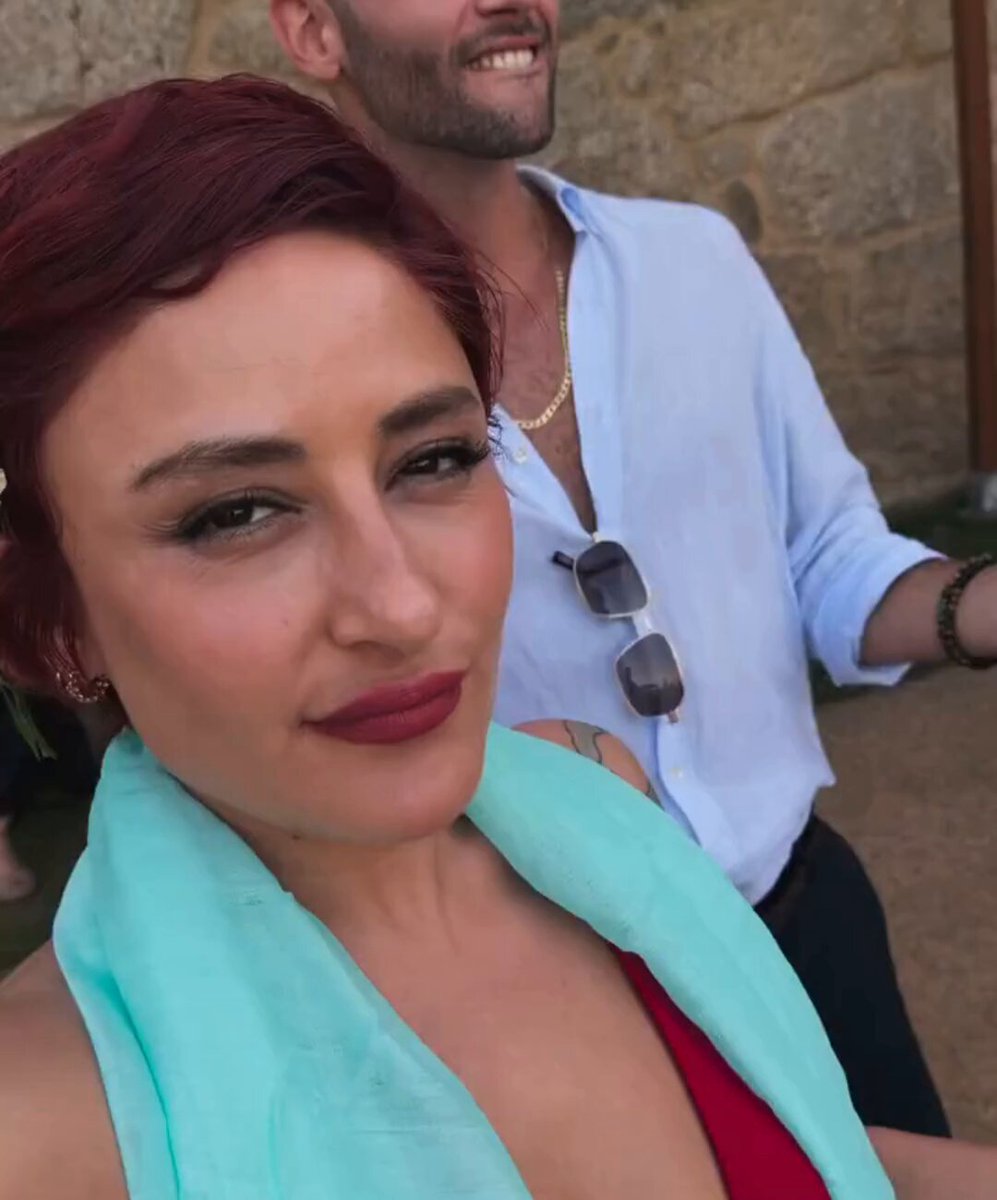Şarkıcı Melek Mosso, 'Thanks God' notuyla İspanyol sevgilisi Jose Miguel Gonzalez Iglesias ile dans ettiği anları paylaştı.