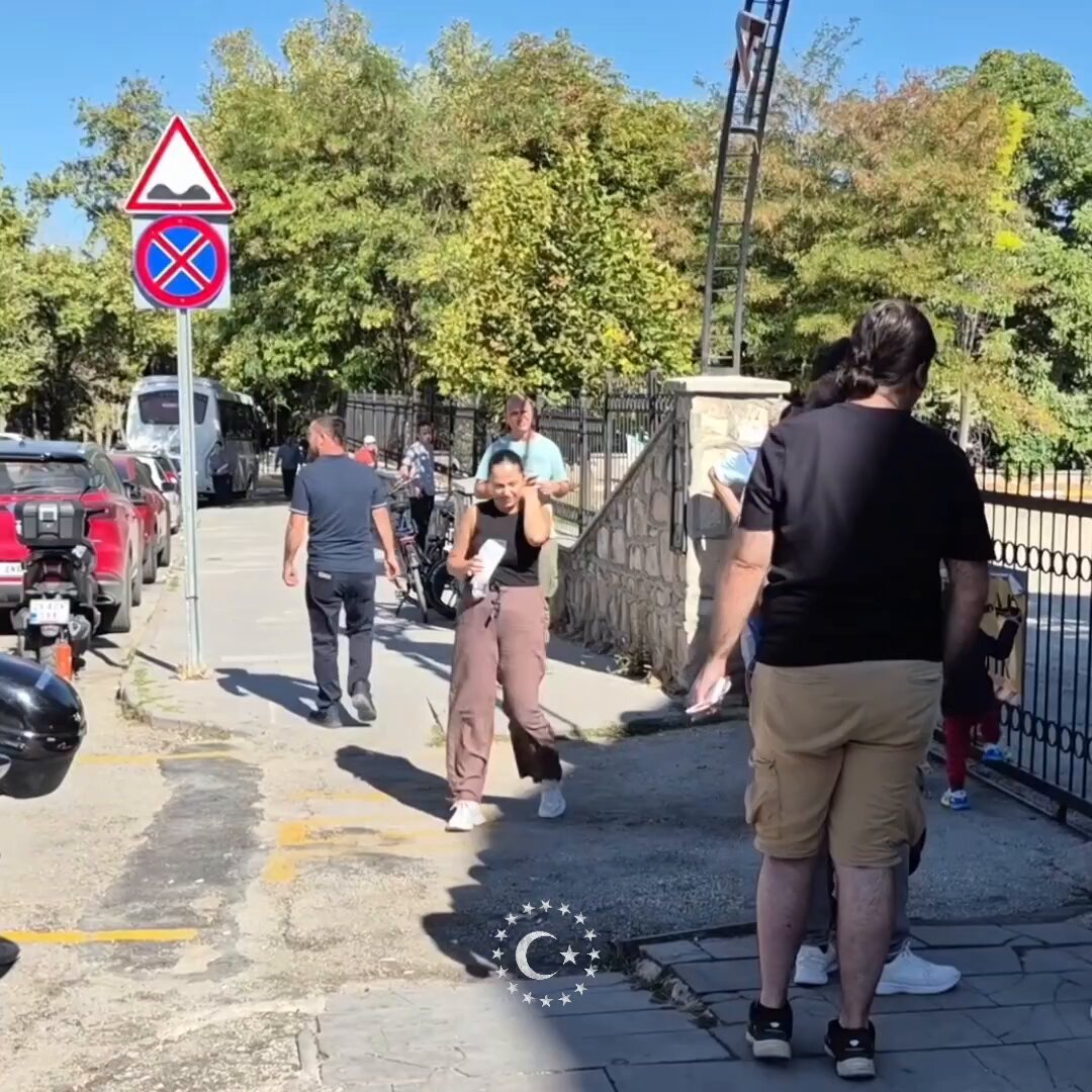 Eskişehir'de KPSS'ye geç kaldığı için sınava alınmayan aday ile görevli arasında yaşanan diyalog: "Zaten her sene oluyor." "Bu ikinci yılım oluyor." #kpss #ösym #sınav