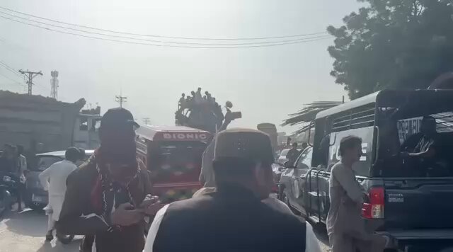 یہ چیک کریں سول کپڑوں میں زرداری کے نوکر ایک وزیر اعلی کا راستہ روک رہے ہیں