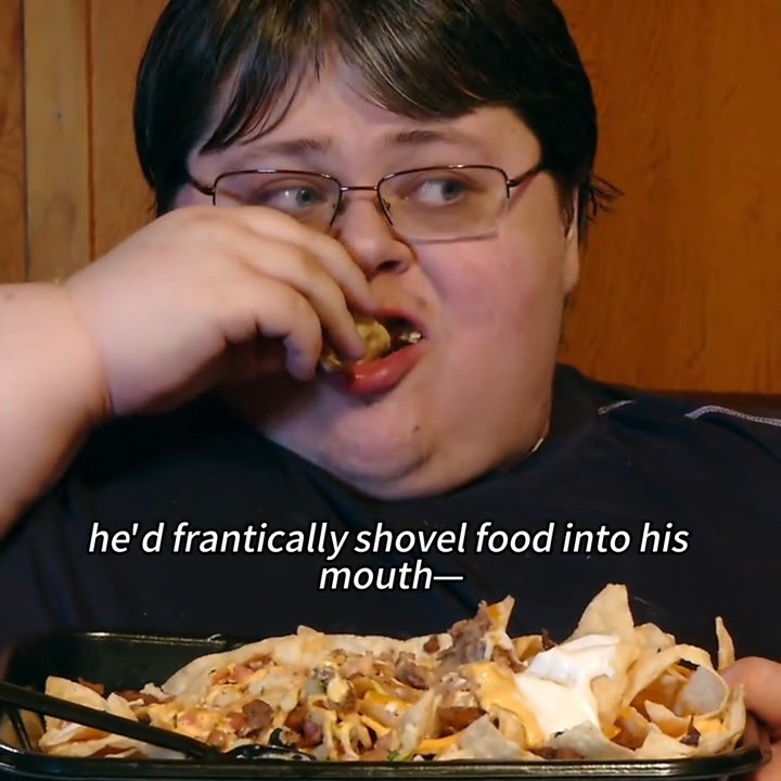 Aaron, who weighs 700 pounds, broke the bathroom while trying to take a bath. 🛁 He struggles with binge eating, but sadly, his elderly parents seem to be his biggest enablers, continuing to bring him junk food despite his already serious condition. 😢