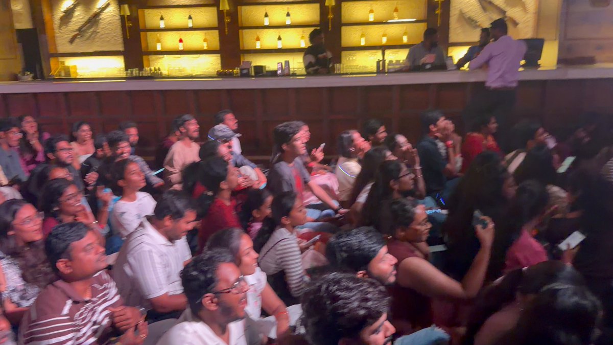 Jai Babu Jai Babu Jai Jai Babu 🔥🔥🔥💥💥💥💥 Whole #Paatashala Went into babu mode 🔥🔥👍👍 #Varanasi #MaheshBabu