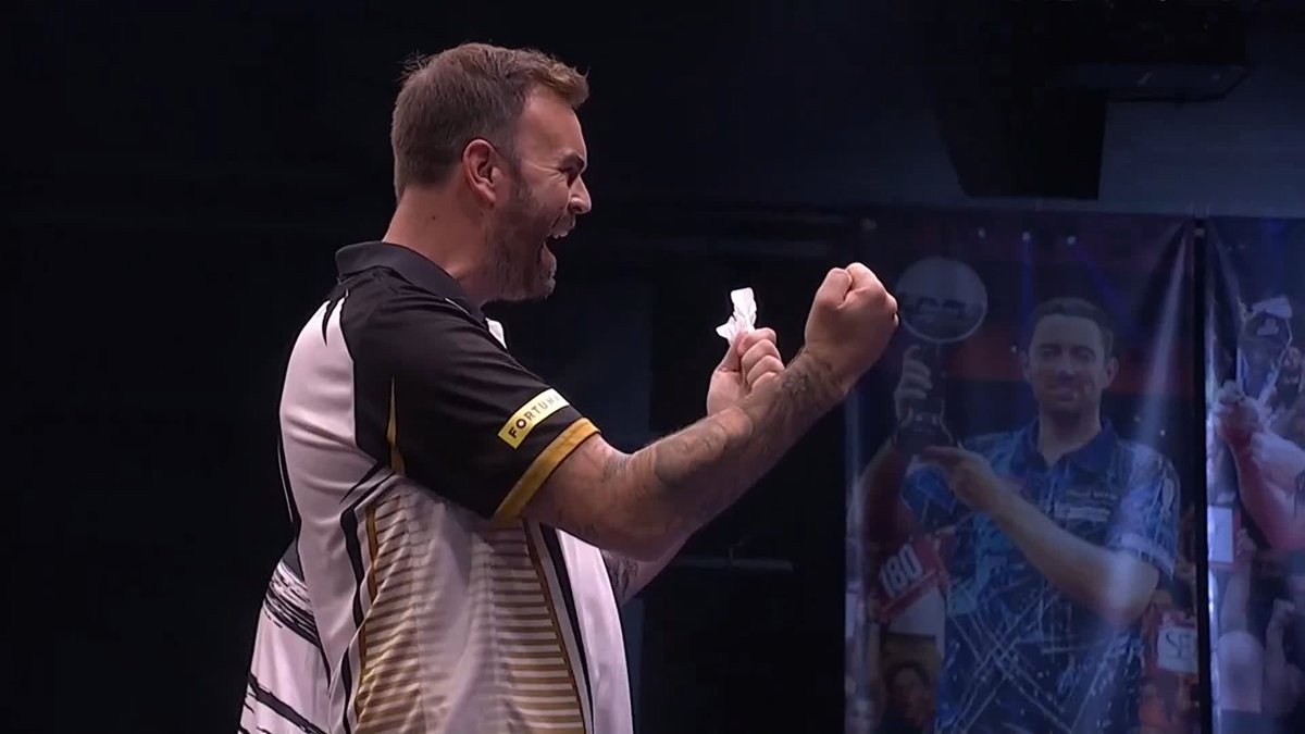SMITH SETS UP PRICE TIE IN PRAGUE! Ross Smith continues his pursuit of back-to-back European Tour titles, overcoming European Champion Gian van Veen to book his place in the last eight! 📺 #ET12