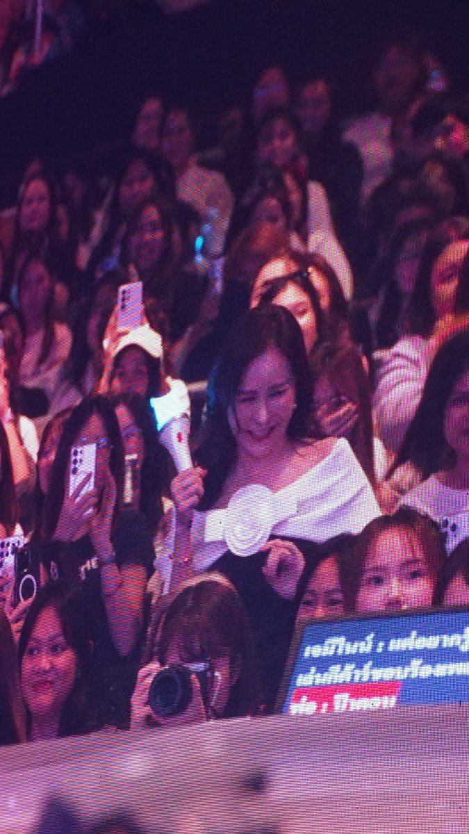 กล้องจับม๊าหนิง แล้วเจมีไนน์เล่าว่าตอนแรกจะชวนแม่ขึ้นเวทีเหมือนกัน เสนอโชว์ไปหลายแบบ แต่ม๊าไม่เอาเลย ขอนั่งเชียร์ข้างล่าง 55555555555 GEMINI ART VENTURE FINALE #GeminiConcertD3 #Gemini_NT gemini_nt