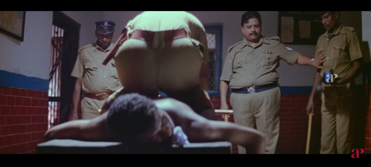 இந்த படத்துல ரகுவரன விட இந்த லேடி போலிஸ் பார்த்தா தான் அள்ளுவிடும்.. இந்த சீனுக்கு முன்னாடி வர்ற டார்ச்சர்லாம் ரொம்ப கொடூரமா இருக்கும். சின்ன வயசுல எங்கையாவது லேடி போலீஸைப் பார்த்தாலே வயித்தைக் கலக்கும்.!