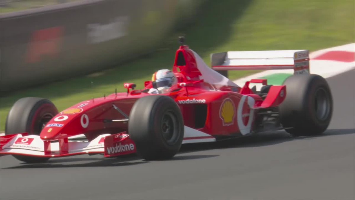 Esto sí que es 𝐀𝐔𝐑𝐀 ✨ Sebastian Vettel pilotando en Monza el Ferrari F2002 de Michael Schumacher. Qué nostalgia escuchar de nuevo el V10. Qué homenaje tan bonito para la leyenda 🥹👏 #ItaliaDAZNF1 🇮🇹