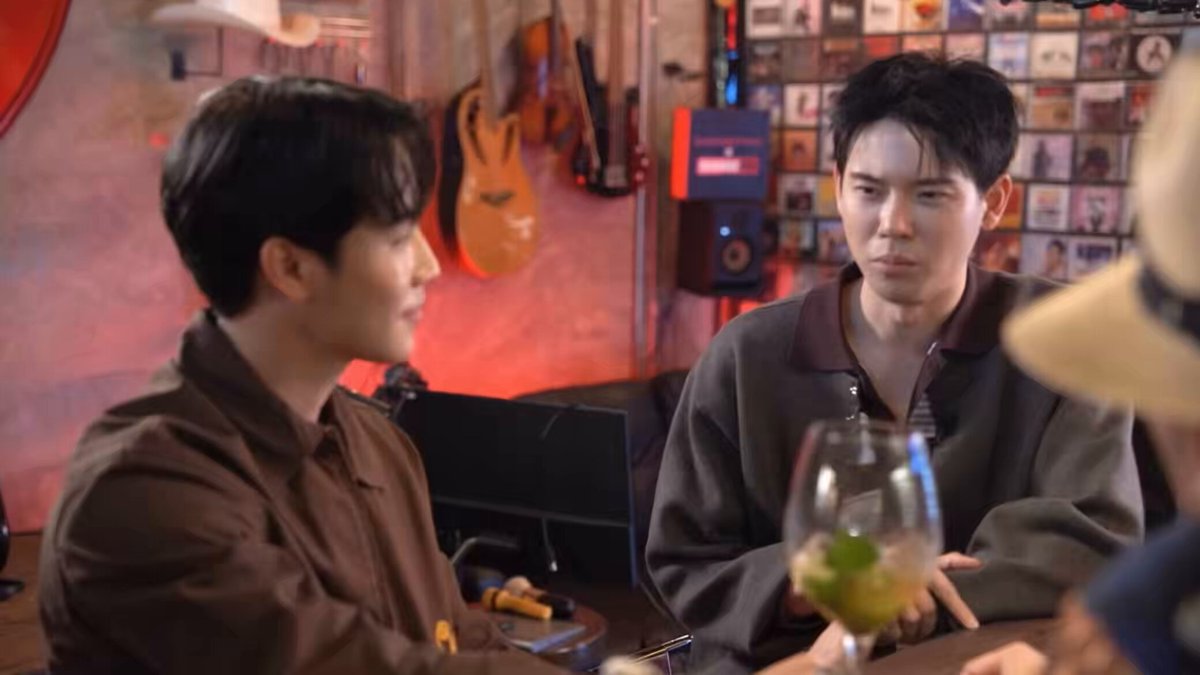 Y: ข้อเสียเดียวคือไม่รู้จะคุยอะไรกัน ไป ตปท ด้วยกันบ่อย ต้องอยู่ห้องเดียวกัน ก็ไม่มีเรื่องจะคุยกัน ตัวตนของเราโชคดี จังหงะพอดีกัน เป็นอินโทรเวิร์ตทั้งคู่ เกรงกลัวการคุยกับคนใหม่ๆเหมือนกัน #เรื่องเดียวถ้วนxหยิ่นวอร์ One Night Story x YinWar