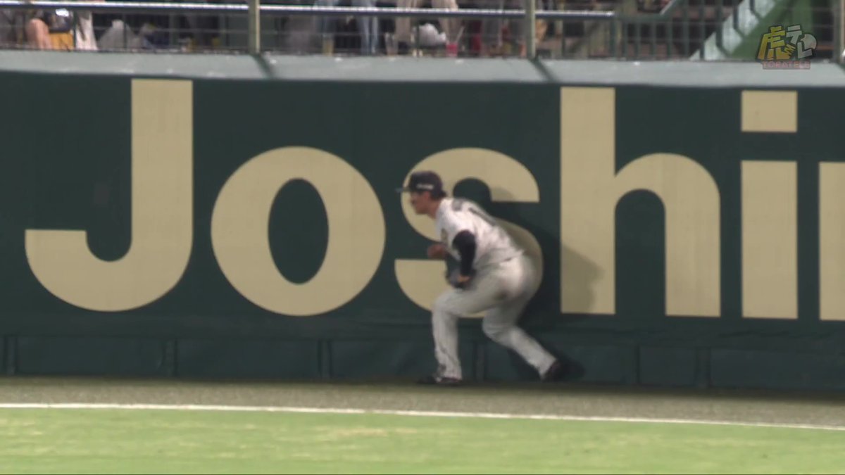 9回表、森下選手がライトオーバー性の打球をジャンピングキャッチ！
