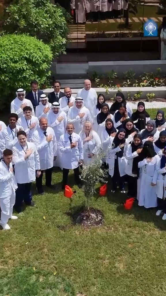 اليوم الأول.. والبذرة الأولى لكلية IMC الطبية. في أجواء احتفالية وإنسانية، بدأ طلاب الدفعة المؤسسة أولى خطوات رحلتهم، وتعرّفوا إلى ملامح الطبيب الذي نطمح أن يكونوه. وفي لحظة رمزية ستبقى في الذاكرة، غرسوا بأيديهم بذرة زيتونة في اليوم ذاته الذي نغرس فيه بذرة كليتنا. من بذرة صغيرة.. تنمو شجرة عظيمة. ومن طبيب يتعلم الحكمة.. يبدأ طبٌّ أكثر إنسانية.