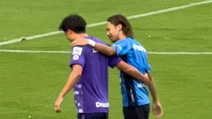 拓夢が呼ばれて行った先には、、、。 試合前練習後の川村拓夢選手。 その先には、 前節殊勲の神谷優太選手。 愛媛FCで一緒に戦った２人。 川村選手が愛媛FCに 期限付き移籍した2019年、 神谷選手は10番を背負い チームのエースとして活躍してた。 #川村拓夢選手 #神谷優太選手 #愛媛FC
